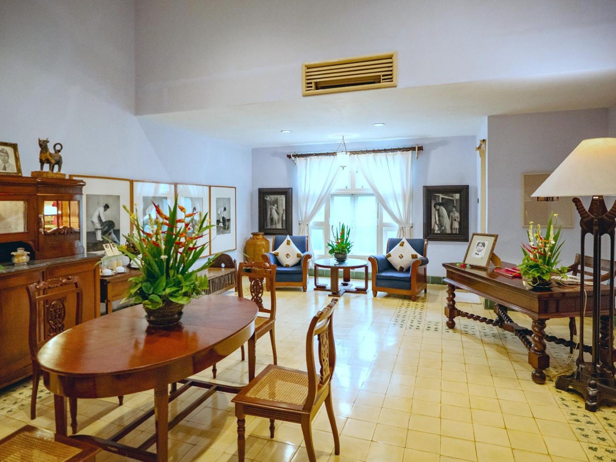 Hotel Tugu Blitar Kültér fotó