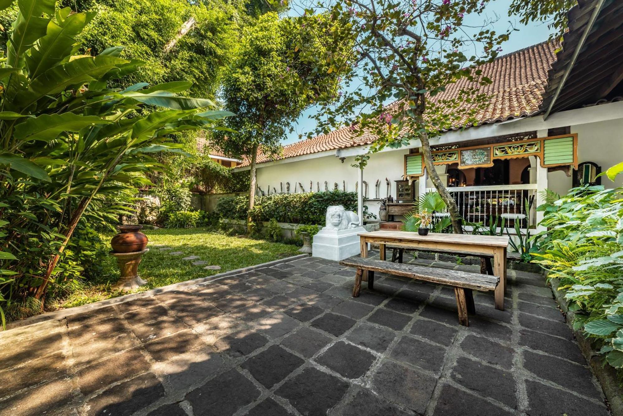 Hotel Tugu Blitar Kültér fotó